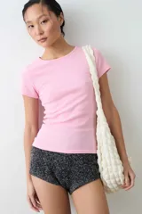 Remera de manga corta y cuello redondo confeccionada en suave tejido rib, con un diseño entallado al cuerpo.