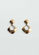 Pendientes colgantes de diseño geométrico en color dorado, compuestos por una pieza superior en forma de rombo y una pieza inferior calada con forma de rombo hueco.