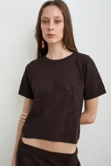 Remera de tejido de punto color celeste, de manga corta, con diseño calado en el frente.