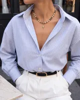 Collar de cuentas de cristal checo y piedra fósil, con dije de rayo de acero con circonias.