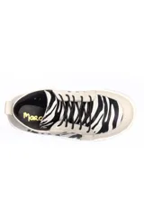 Zapatillas deportivas de caña media color beige con estampado animal print de cebra en blanco y negro.