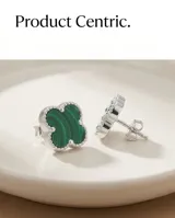 Caravanas de plata 925 con diseño de flor de cuatro pétalos, incrustada con piedra malaquita verde y borde de cuentas metálicas.