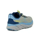 Championes deportivos Diadora modelo Proton para mujer, con capellada de malla en tonos gris claro y beige, detalles en azul marino y amarillo flúor. Presentan una entresuela gruesa con capas en gris y celeste, y suela exterior celeste.