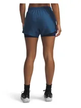 Short deportivo 2 en 1 de Under Armour, compuesto por un pantalón corto exterior ligero de color azul y un short de compresión interior integrado. Cuenta con cintura elástica con cordón, bolsillo lateral con cierre y logotipo reflectante.