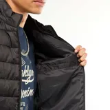 Campera puffer negra con cierre frontal y cuello alto.