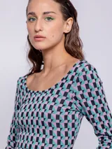 Top de tejido de punto con estampado geométrico en blanco y negro, de manga larga y cuello redondo.