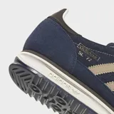 Championes Adidas modelo SL 72, con diseño retro inspirado en los años 70. Presentan un exterior de tela azul marino con revestimientos de gamuza en tono azul más oscuro, detalles en beige en las icónicas tres tiras laterales y una entresuela de EVA con suela dentada.