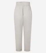 Pantalón carrot de sarga color crudo, con cintura elástica, lazo ajustable y bolsillos laterales.