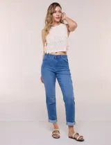 Pantalón jean tiro alto de corte recto y levemente entallado hacia los tobillos, con cinco bolsillos y dobladillo opcional en el ruedo.