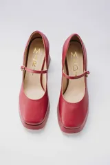 Zapato de cuero color borgoña, con plataforma, taco cuadrado y tira sobre el empeine.