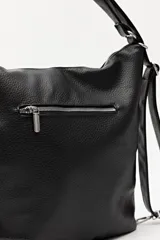 Cartera convertible en mochila, confeccionada en cuero sintético texturizado color marrón. Presenta un diseño con recortes, bolsillo frontal con cierre diagonal, herrajes metálicos plateados, asa superior y correas regulables.