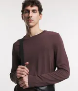 Suéter masculino de cuello redondo y manga larga, confeccionado en tejido de punto liso. Presenta un diseño básico y versátil, ideal para uso diario.