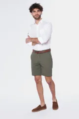 Bermuda clásica color beige con bolsillos laterales y traseros, confeccionada en algodón con spandex.