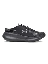 Championes Under Armour UA Echo de color negro, con diseño deportivo, amortiguación UA HOVR y sistema de cordones asimétricos con cierre rápido. Cuentan con parte superior translúcida multicapa, talón convertible UA SlipSpeed y suela de goma.