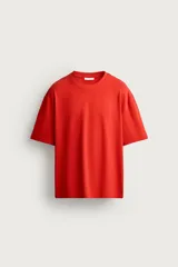 Camiseta relaxed fit de algodón color rojo, con cuello redondo y manga corta.