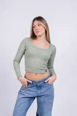 Remera corta color marrón con estampado animal print de leopardo, escote asimétrico y manga larga.