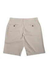 Bermuda tipo chino de gabardina color beige, con cierre de cremallera y botón, y diseño de cinco bolsillos.