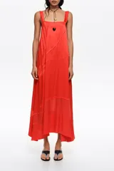 Vestido midi de línea A con vuelo color rojo, confeccionado en mezcla de viscosa y lyocell, con escote cuadrado, tirantes anchos y tiras diagonales decorativas.