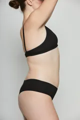 Soutien sin aro de algodón con breteles finos ajustables y diseño básico, confeccionado en tejido suave y elástico.