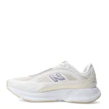 Championes New Balance modelo Training Cat, color beige y blanco con detalles en lila y plateado. Presentan una suela gruesa y un diseño de malla transpirable.