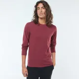 Camiseta de manga larga color borgoña, de corte recto y cuello redondo.
