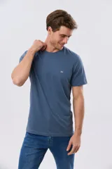 Remera lisa de manga corta y cuello redondo, color gris oscuro, de calce cómodo con pequeño logo bordado en el pecho.