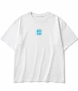 Remera blanca de manga corta con estampado gráfico en color celeste en el pecho y en la espalda con la inscripción "La Ola Skim Club" y diseño de palmera.