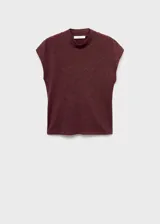 Camiseta de punto color bordó, con cuello perkins y mangas cortas con diseño recto.