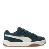 Championes urbanos Puma modelo Park Life Style SK8, color negro con detalles en blanco. Presentan un diseño de corte bajo con capellada de gamuza sintética, suela de goma en tono crema con base marrón y cierre mediante cordones.