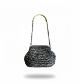 Bolso de mano artesanal con diseño anudado en color peltre, confeccionado con materiales reciclados. Cuenta con un asa de cadena metálica con detalle superior rígido y cierre superior.