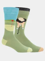 Par de medias de largo medio con diseño temático de golf. Una media presenta un paisaje de campo de golf con bandera y la otra muestra a un golfista en acción.