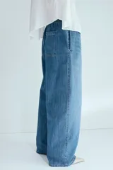 Pantalón de jean de corte holgado y pernera recta, color celeste con efecto deslavado. Cuenta con cintura elástica fruncida y cordón ajustable.