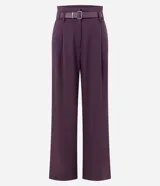 Pantalón de sastrería corte recto, color negro, con pliegues delanteros, cierre de botón y cremallera, y cinturón integrado con hebilla metálica.
