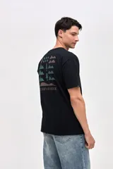 Remera de manga corta confeccionada en jersey de algodón pesado con textura suave. Presenta un calce relajado y cuenta con bordado de la marca en el pecho y en la espalda.