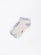 Pack de dos pares de medias tobilleras con diseños estampados: un par con estampado de lunares y rayas horizontales, y otro par con estampado de líneas onduladas tipo cebra.
