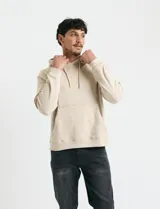 Sweater deportivo con capucha, bolsillo canguro frontal y cordones de ajuste. Presenta un diseño de color azul oscuro con interior de capucha en color verde.