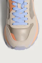 Zapatillas deportivas Hoff modelo Regium, color plateado con detalles en marrón, naranja y celeste.