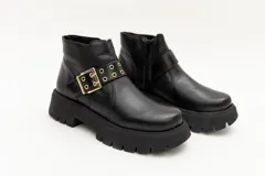 Borcego de cuero negro con plataforma y hebilla dorada decorativa.