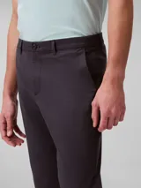 Pantalón de corte slim confeccionado en mezcla de algodón elástico, con cierre de botón y cremallera, diseño de cinco bolsillos y estilo versátil.