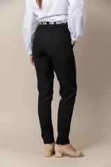 Pantalón recto color celeste, con cintura elastizada, bolsillos laterales y tajo en el ruedo.