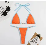 Bikini de dos piezas con corpiño triangular y bombacha colaless. El diseño destaca por sus detalles de cadenas doradas con perlas incrustadas en los breteles del corpiño y en los laterales de la bombacha. Presenta una combinación de colores vibrantes en amarillo y naranja.