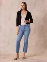 Cardigan tejido en hilado fino color blanco, marca Cable & Gauge. Abertura central con broche interno y terminación ondulada.