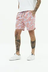 Short de baño de largo medio, con estampado de rayas verticales en tonos celeste y blanco. Posee cintura elástica con cordón de ajuste negro y forro interior amarillo.