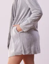 Bata gris de tejido suave con bolsillos laterales.