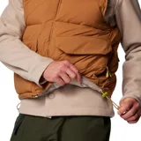 Chaleco reversible Columbia de la colección Heritage, con diseño acolchado en color marrón. Cuenta con cierre frontal, bolsillos laterales de doble entrada y dobladillo ajustable con cordón. Incorpora tecnología Omni-Shield para repeler la humedad y manchas.