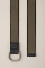 Cinturón negro de tela con hebilla doble cuadrada metálica.