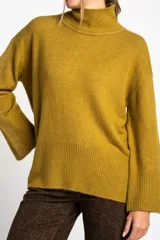 Sweater celeste de punto con cuello alto y mangas largas.
