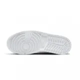 Championes Nike Air Jordan 1 Low de color blanco, con diseño clásico de perfil bajo, capellada de cuero sintético, perforaciones en la puntera para mayor transpirabilidad y suela de goma.