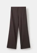 Pantalón largo de tiro medio en color marrón, confeccionado en mezcla de algodón, con cintura elástica, diseño recto y dos bolsillos laterales.