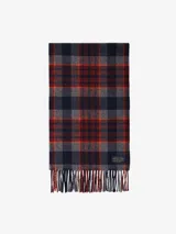 Bufanda de lana a cuadros en tonos azul marino, gris y rojo.